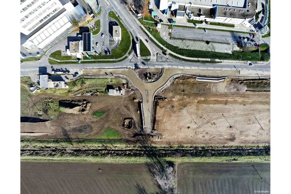 Výstavba turbo-okružnej križovatky vo Vrábľoch zachytená dronom (december 2024), foto 3