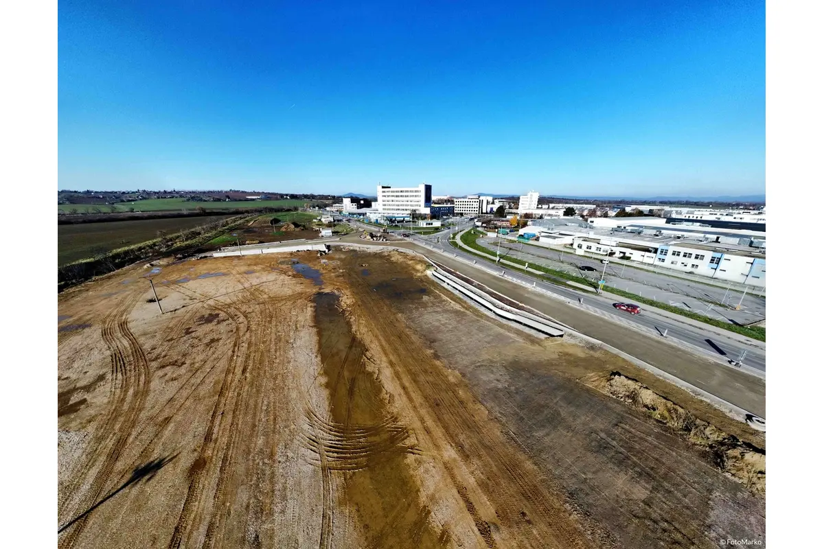 Výstavba turbo-okružnej križovatky vo Vrábľoch zachytená dronom (december 2024), foto 6