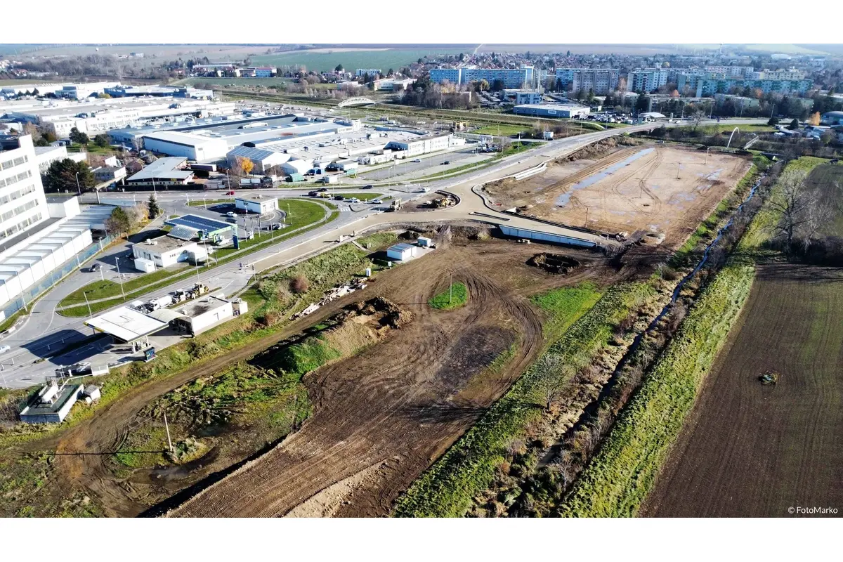 Výstavba turbo-okružnej križovatky vo Vrábľoch zachytená dronom (december 2024), foto 8
