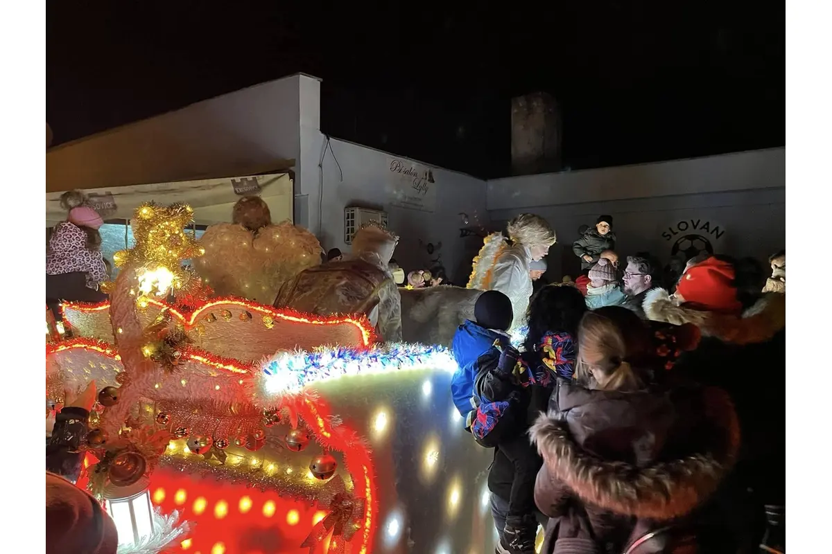 FOTO: Mikuláš na saniach dorazil aj na nitriansky Kynek, foto 1