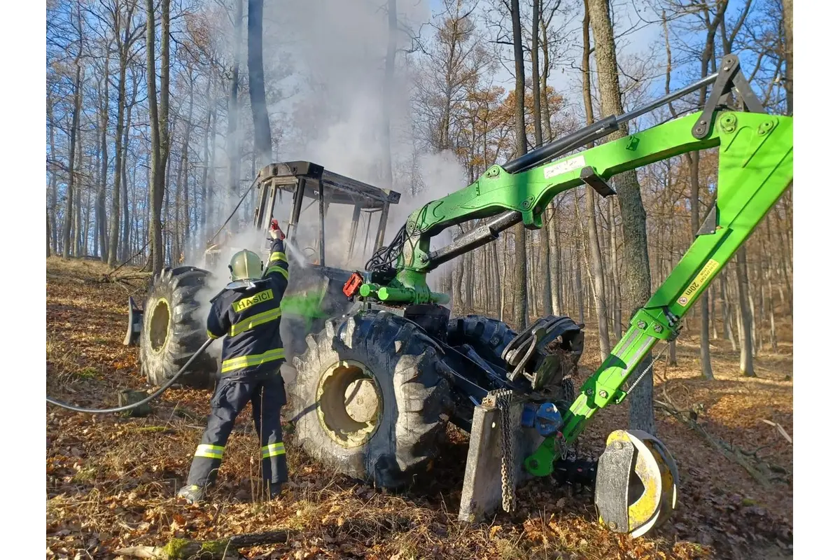 FOTO: V katastri obce Prašice horel traktor s hydraulickou rukou, ktorý nakladal drevo , foto 2