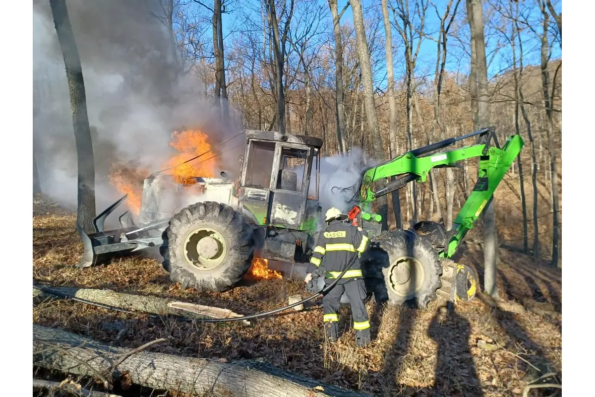FOTO: V katastri obce Prašice horel traktor s hydraulickou rukou, ktorý nakladal drevo , foto 4