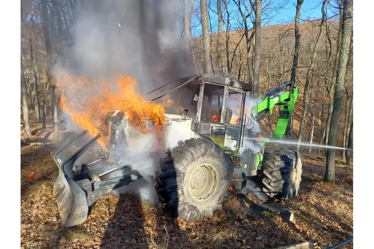 FOTO: V katastri obce Prašice horel traktor s hydraulickou rukou, ktorý nakladal drevo , foto 3
