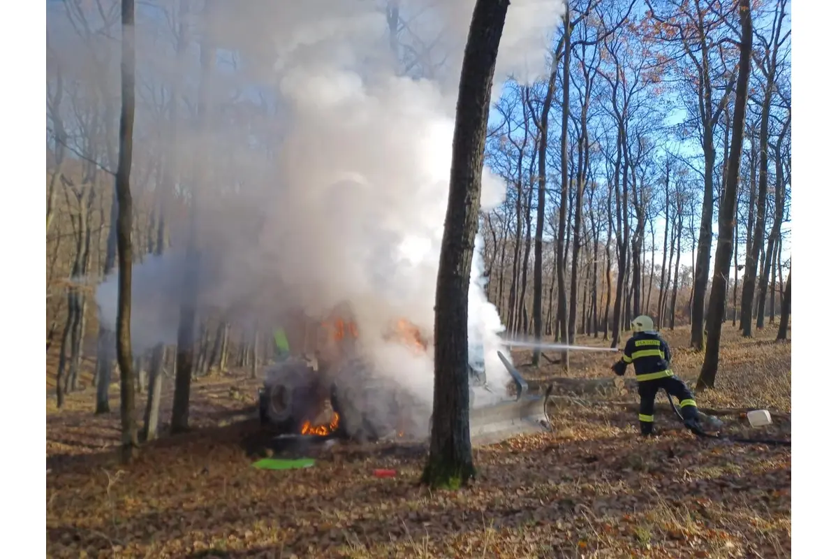 FOTO: V katastri obce Prašice horel traktor s hydraulickou rukou, ktorý nakladal drevo , foto 1