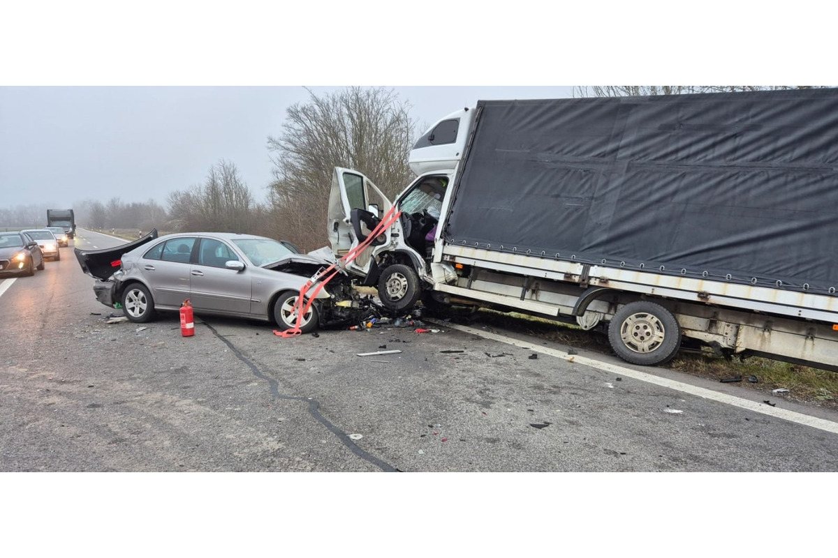 FOTO: Vážna nehoda medzi Komárnom a Kameničnou (13. december 2024), foto 2