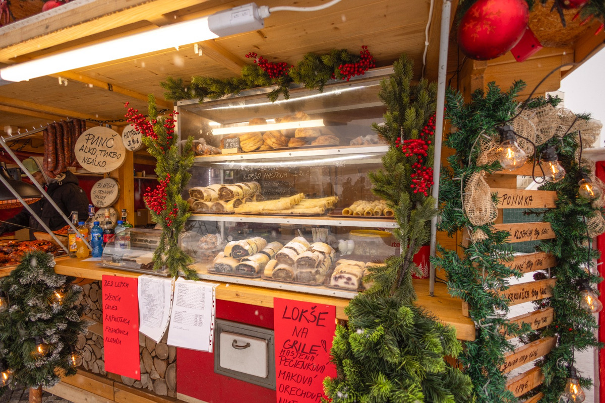 FOTO: Zasnežené vianočné mestečko v Nitre zachytené na fotografiách, foto 3