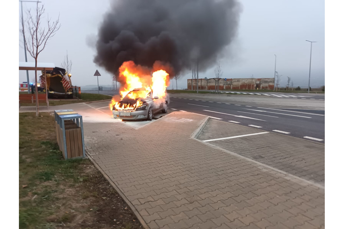 FOTO: Na R1 na odpočívadle v Pohraniciach horí osobné auto, foto 1