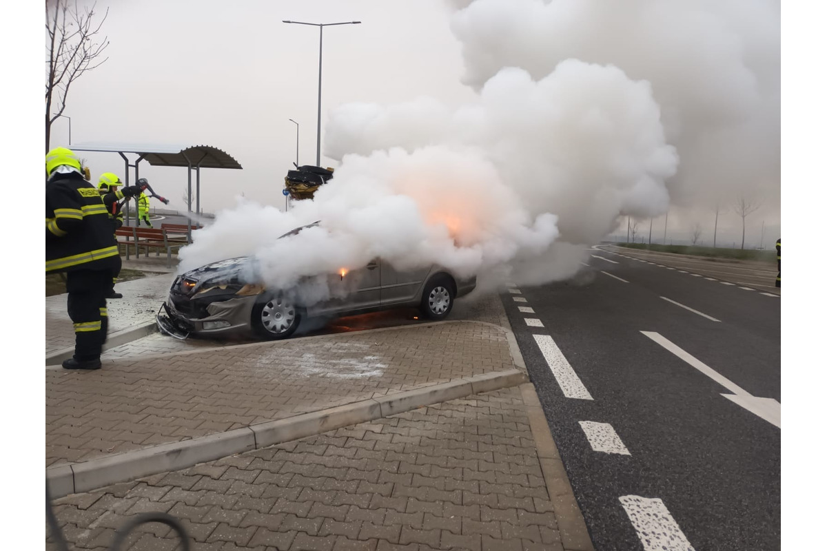FOTO: Na R1 na odpočívadle v Pohraniciach horí osobné auto, foto 2