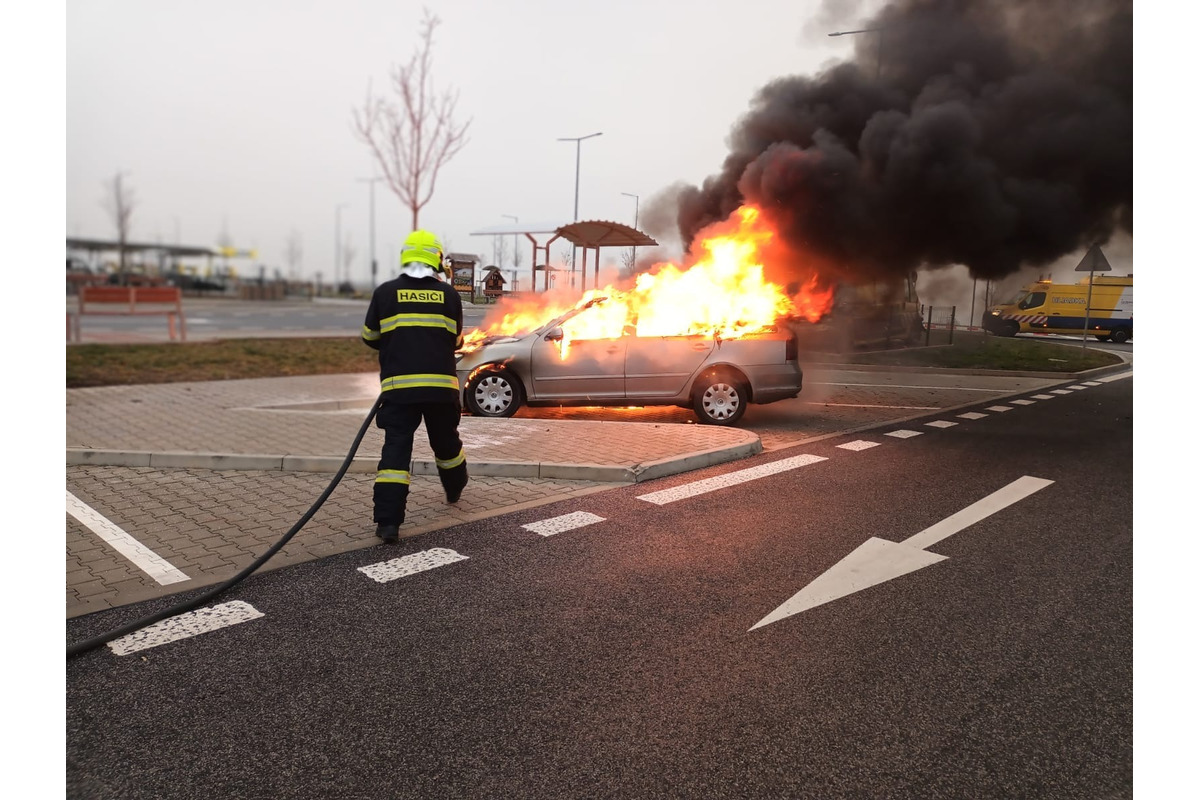 FOTO: Na R1 na odpočívadle v Pohraniciach horí osobné auto, foto 3