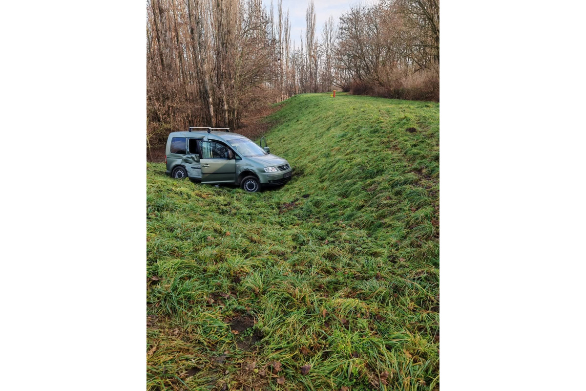 FOTO: Muž a žena ukradli v Seredi naštartované auto, pri naháňačke s policajtmi ho rozbili v Šali, foto 1