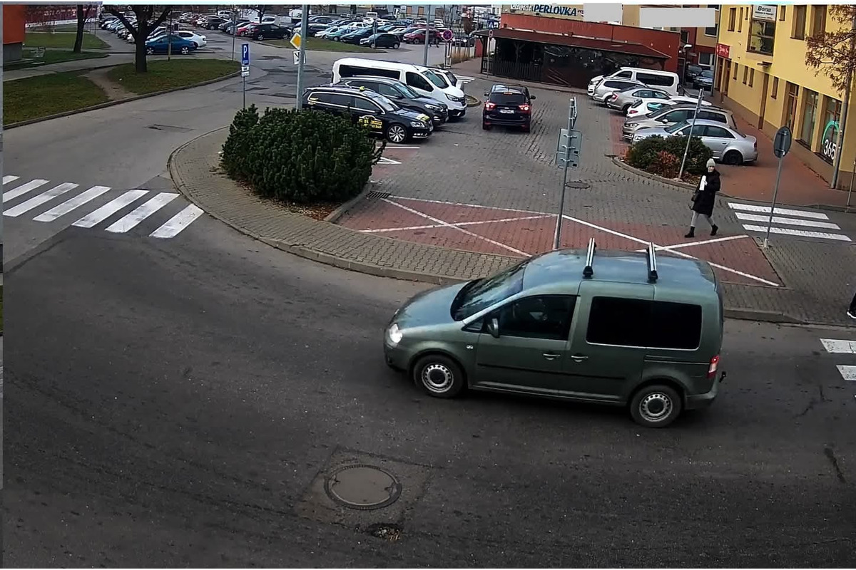 FOTO: Muž a žena ukradli v Seredi naštartované auto, pri naháňačke s policajtmi ho rozbili v Šali, foto 2