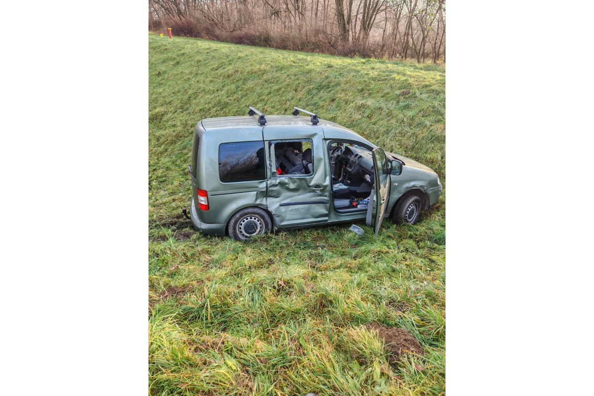 FOTO: Muž a žena ukradli v Seredi naštartované auto, pri naháňačke s policajtmi ho rozbili v Šali, foto 3