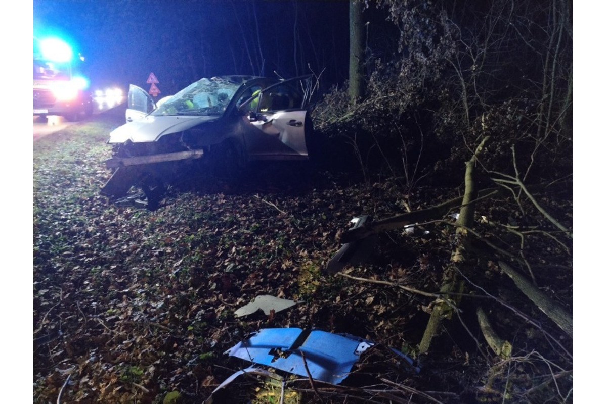 FOTO: V katastri Nitry skončilo auto v priekope mimo cesty, foto 1