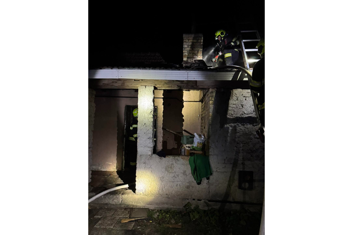 FOTO: V obci Bánov zhorela na Vianoce strecha rodinného domu, foto 5