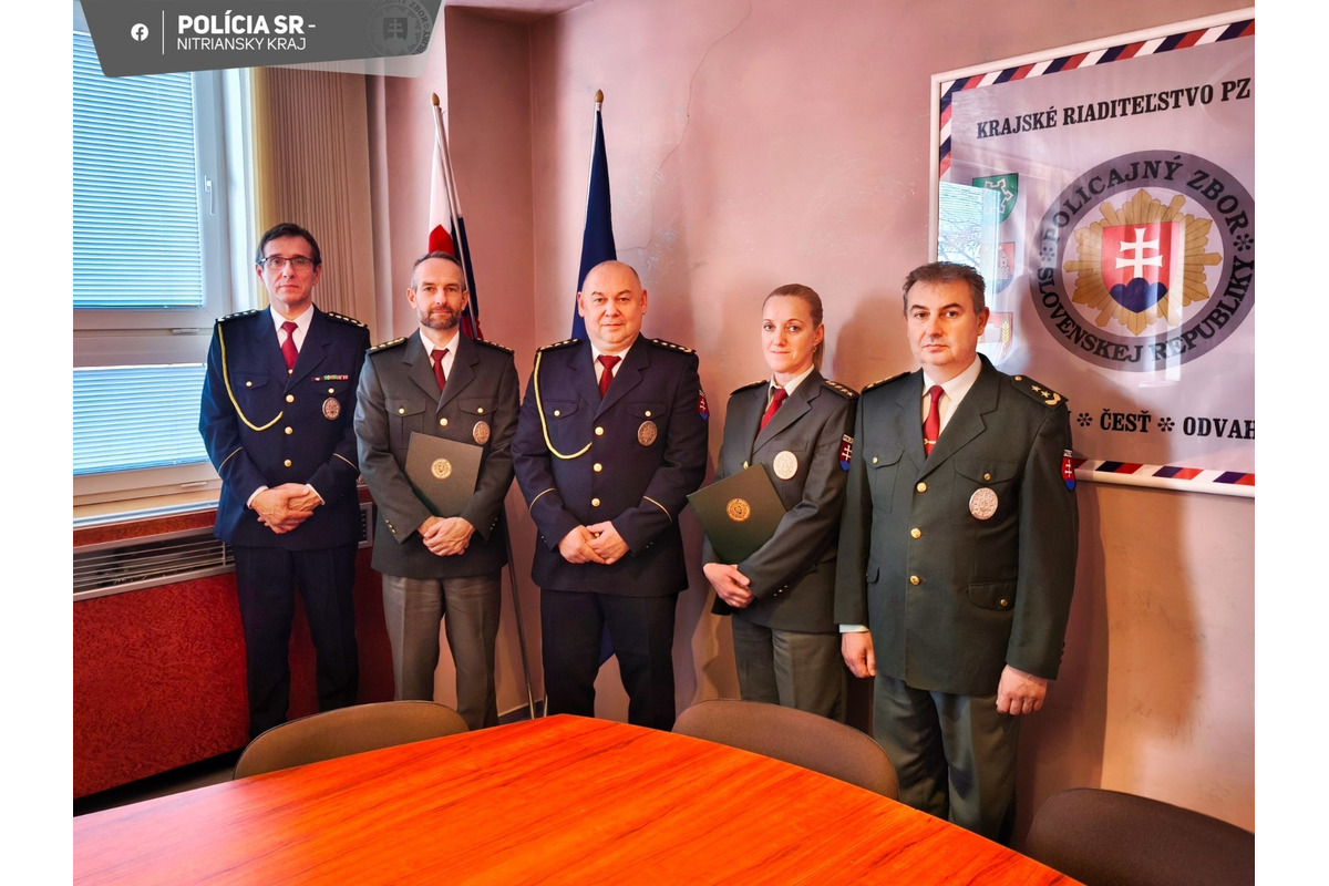 FOTO: Dvoch policajtov z Nitrianskeho kraja mimoriadne povýšili za výnimočné výsledky, foto 1