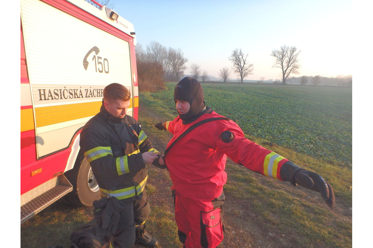 FOTO: Zo zamrznutého rybníka v Šarovciach vytiahli telo nezvestného mladíka, foto 4