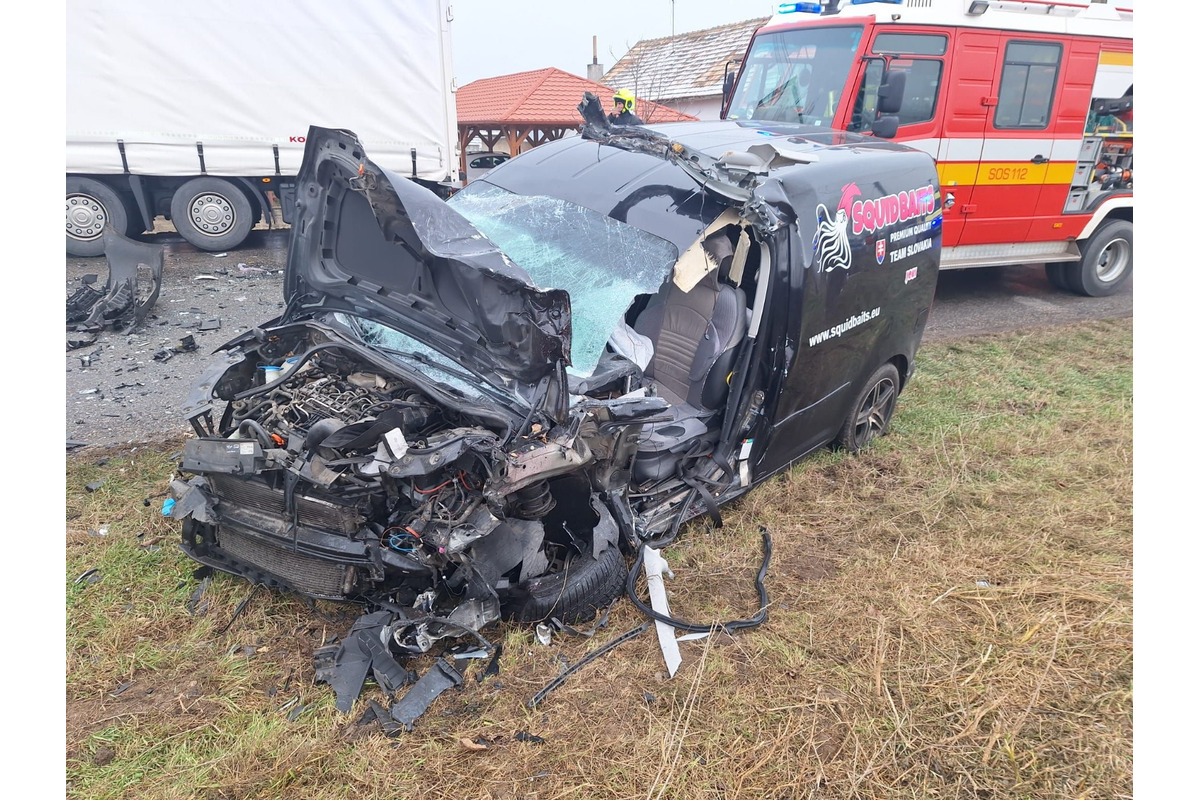 FOTO: V Želiezovciach sa zrazila dodávka s kamiónom, úsek bol neprejazdný , foto 1