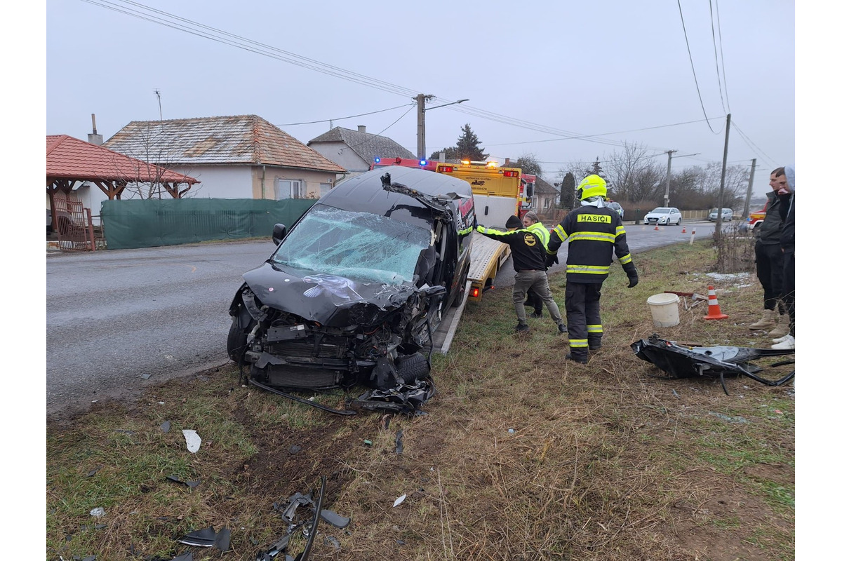 FOTO: V Želiezovciach sa zrazila dodávka s kamiónom, úsek bol neprejazdný , foto 2