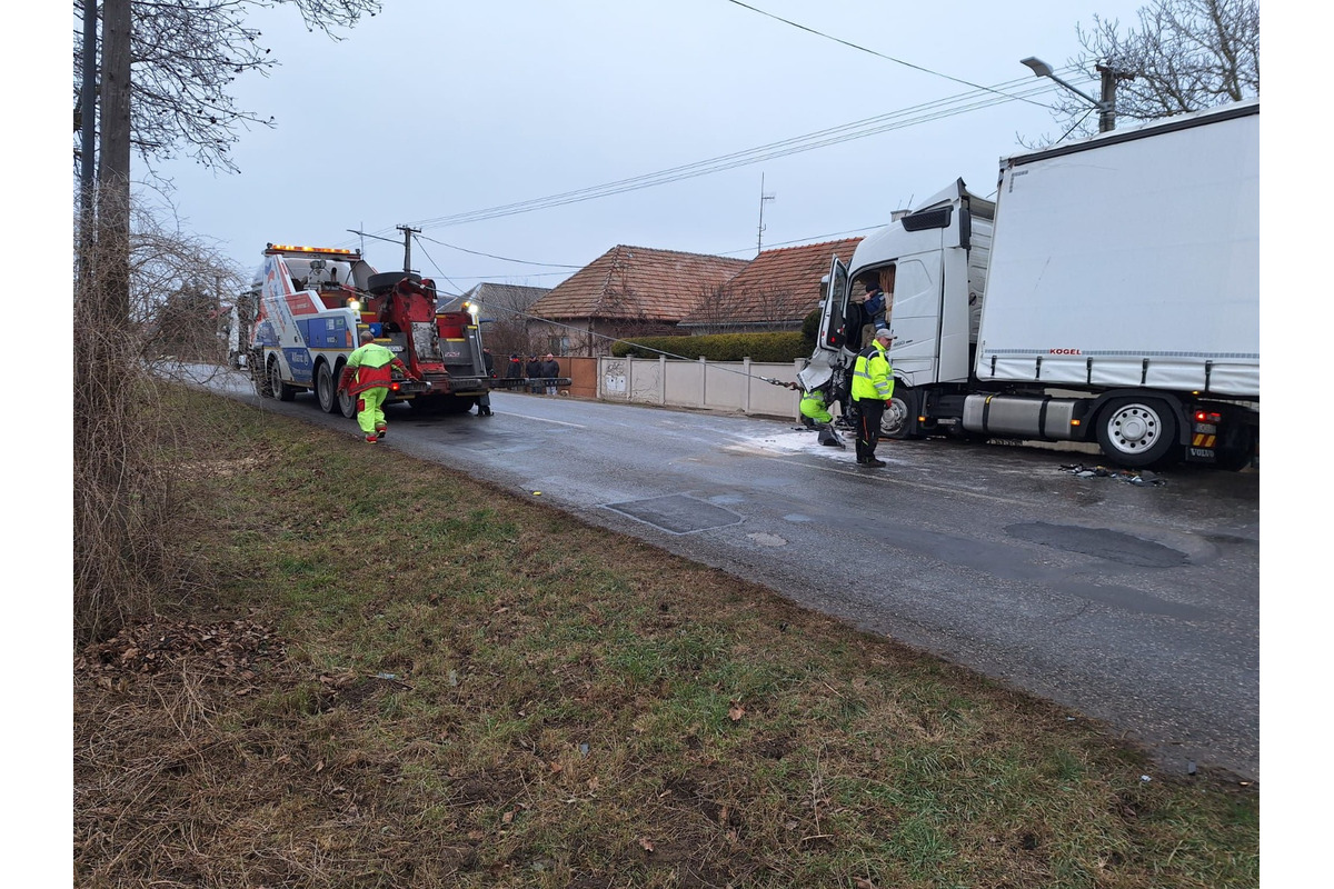 FOTO: V Želiezovciach sa zrazila dodávka s kamiónom, úsek bol neprejazdný , foto 3
