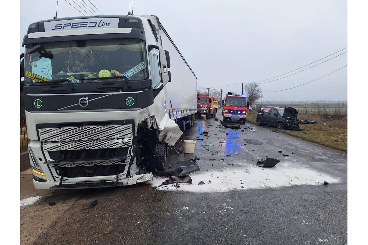 FOTO: V Želiezovciach sa zrazila dodávka s kamiónom, úsek bol neprejazdný , foto 4