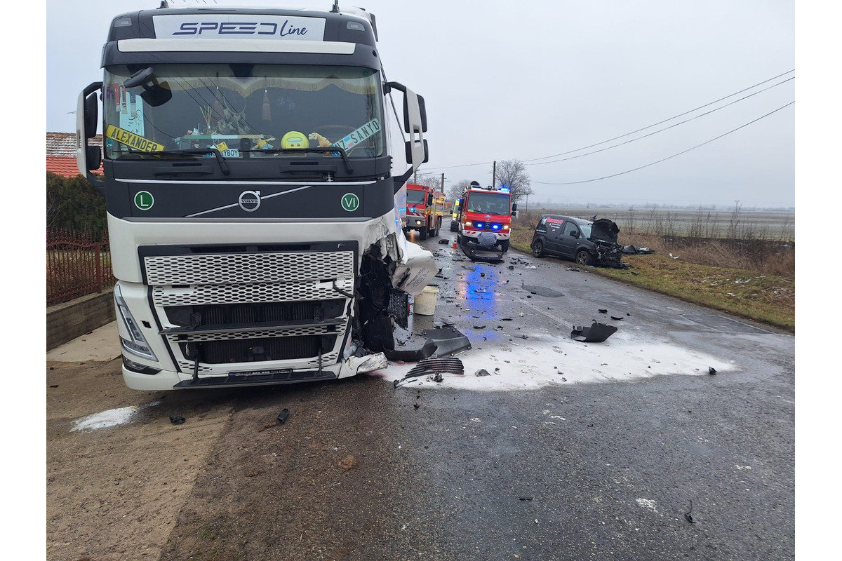 FOTO: V Želiezovciach sa zrazila dodávka s kamiónom, úsek bol neprejazdný , foto 5