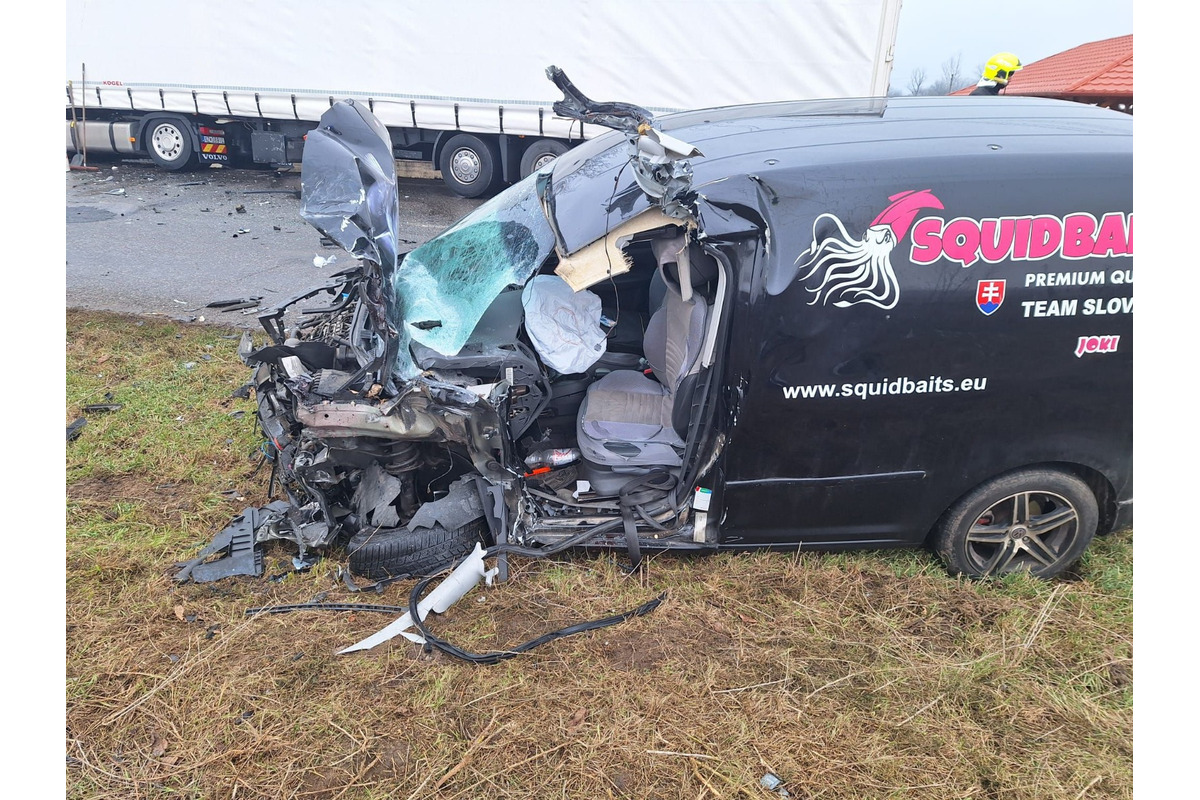 FOTO: V Želiezovciach sa zrazila dodávka s kamiónom, úsek bol neprejazdný , foto 6