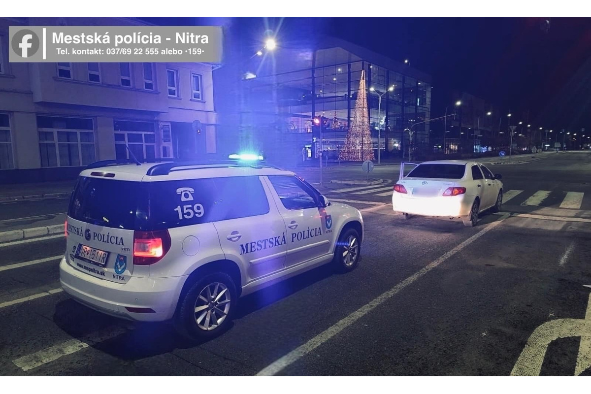 FOTO: Opitý vodič zaspal za volantom, s naštartovaným autom stál na križovatke v Nitre, foto 2