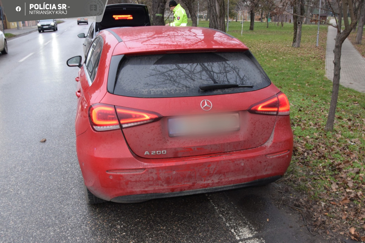 FOTO: Opitý vodič zdemoloval v Nových Zámkoch ďalšie autá, foto 4