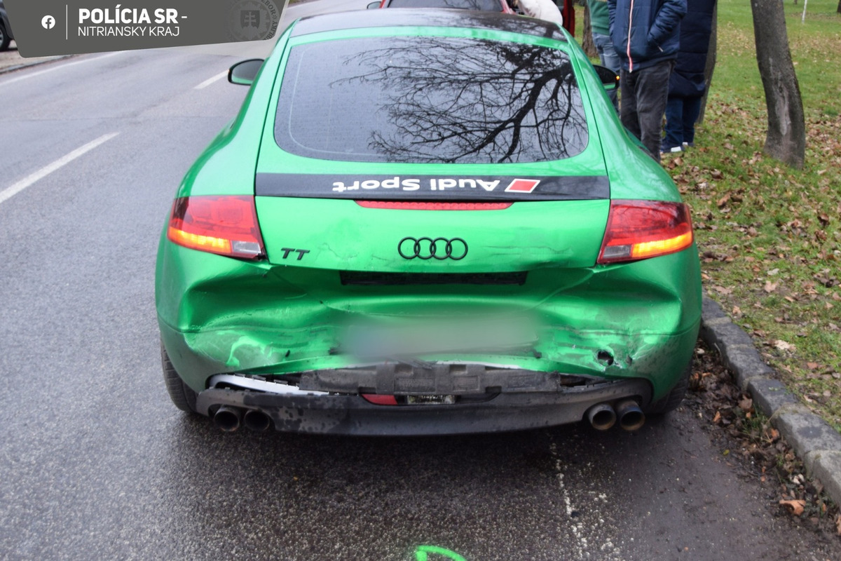 FOTO: Opitý vodič zdemoloval v Nových Zámkoch ďalšie autá, foto 3
