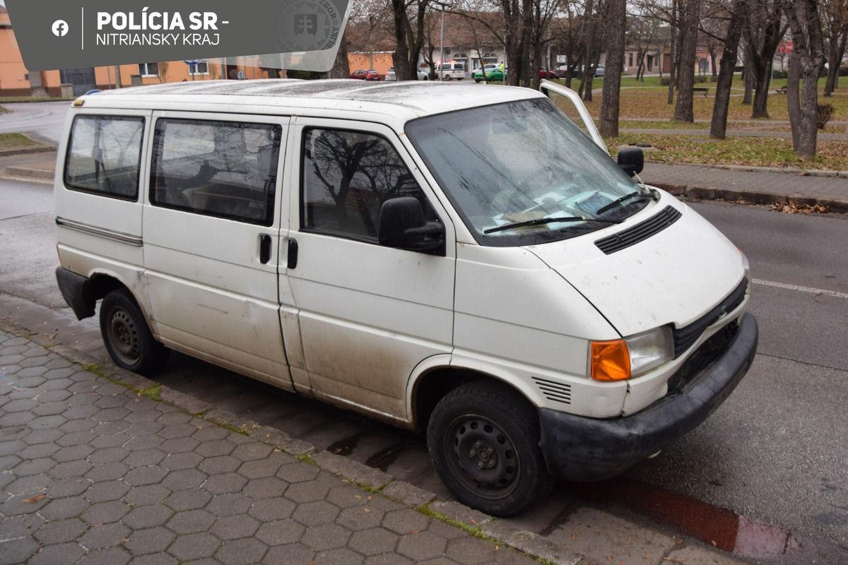 FOTO: Opitý vodič zdemoloval v Nových Zámkoch ďalšie autá, foto 2