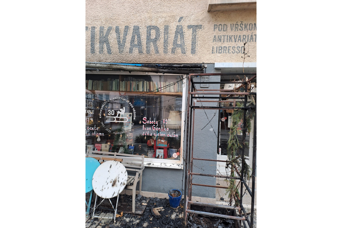 FOTO: Terasu antikvariátu Pod Vŕškom v Nitre v noci zachvátil požiar, foto 3