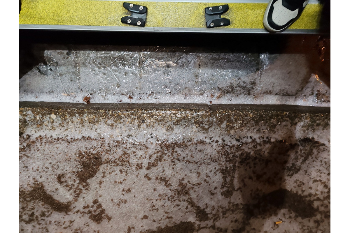 FOTO: Chodníky aj parkoviská v Nitre boli po mrznúcom daždi čistý ľad, šmýkali sa ľudia aj autá, foto 5