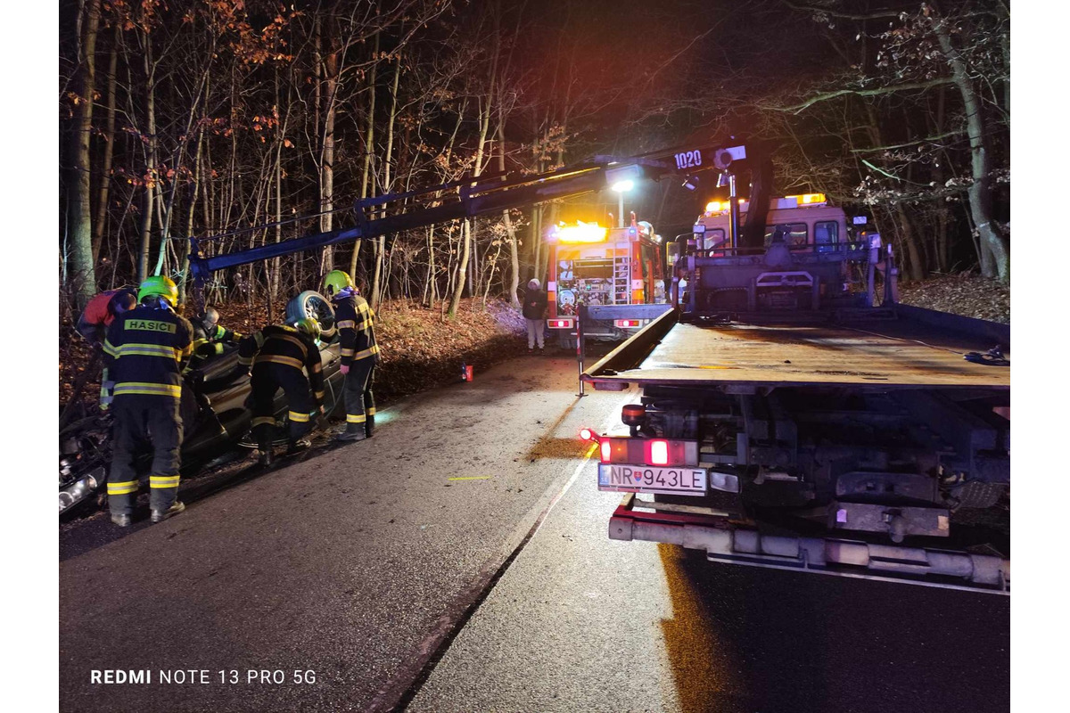 FOTO: Za obcou Tehla došlo k dopravnej nehode, auto skončilo na streche, foto 1