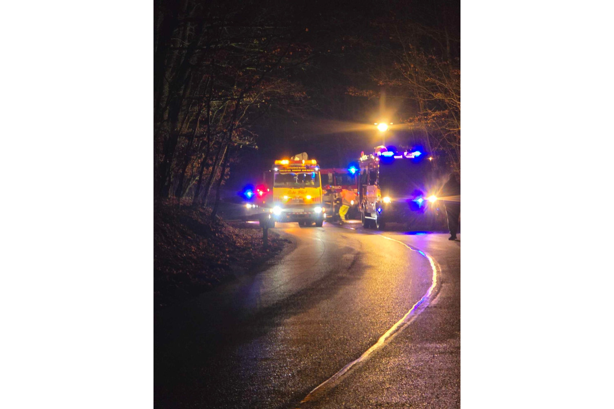 FOTO: Za obcou Tehla došlo k dopravnej nehode, auto skončilo na streche, foto 2