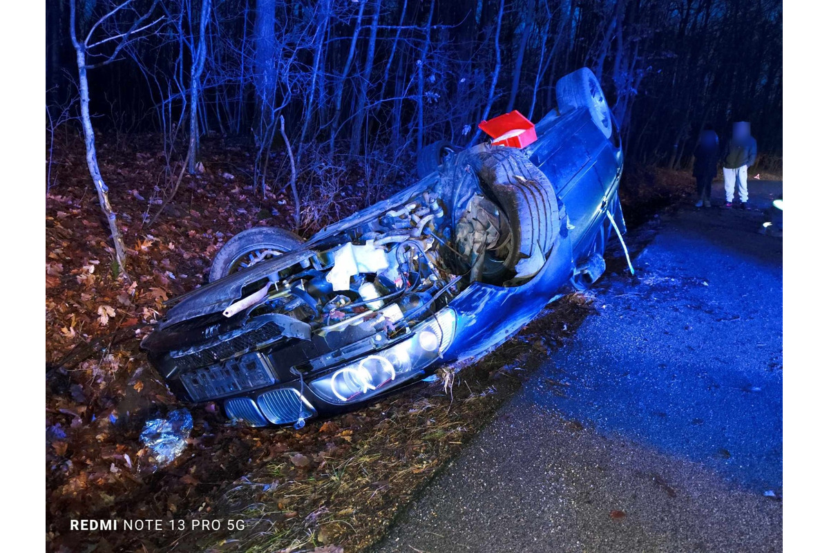 FOTO: Za obcou Tehla došlo k dopravnej nehode, auto skončilo na streche, foto 3