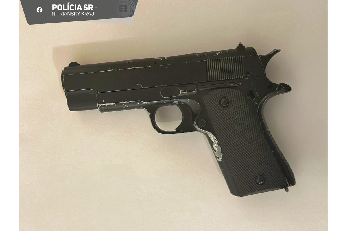 FOTO: Mladík, ktorý v Zlatých Moravciach vykradol autá a prepadol taxikára, je už za mrežami, foto 1