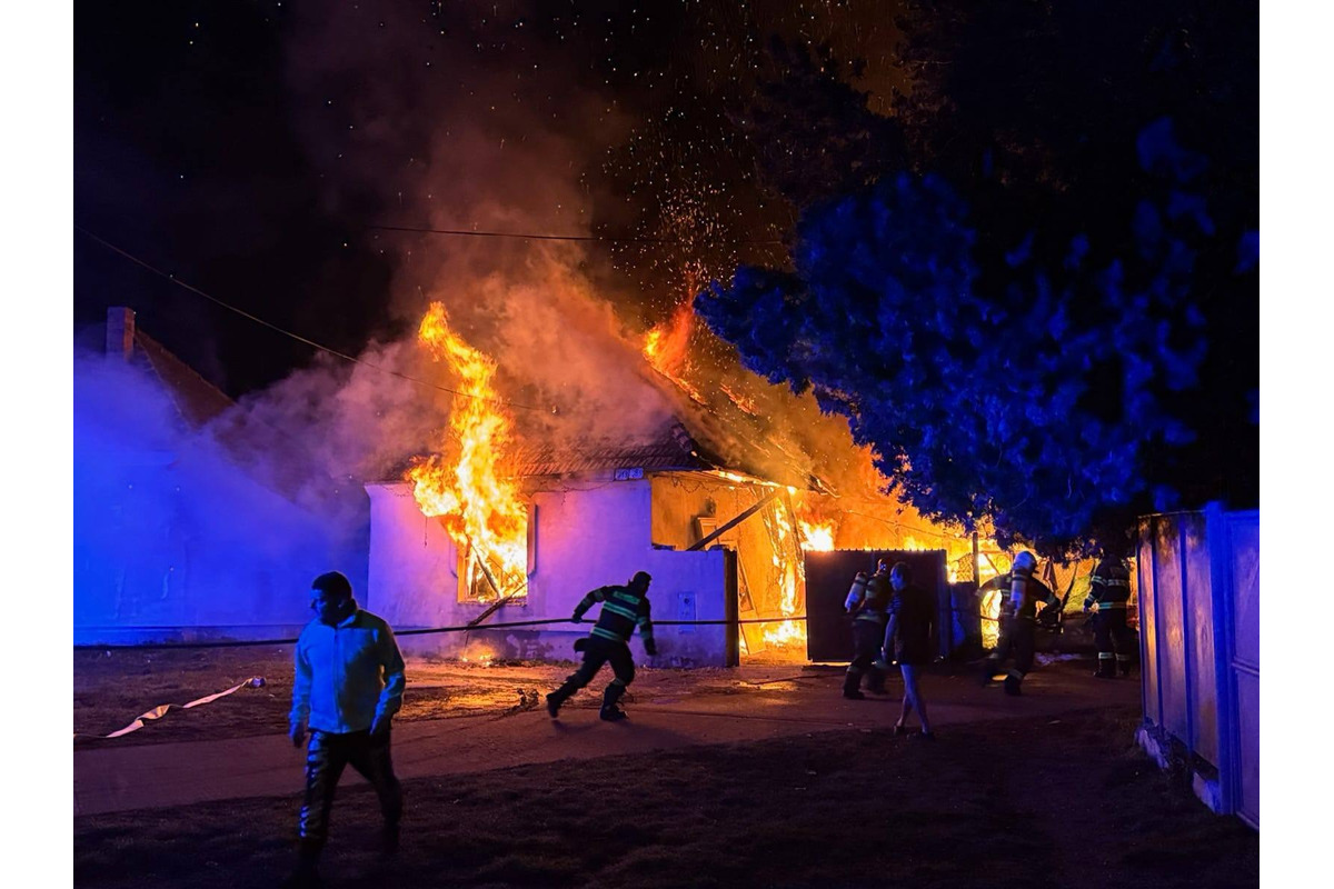 FOTO: Požiar rodinného domu v obci Dvory nad Žitavou, foto 3