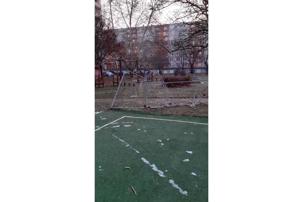 FOTO: Na sídlisku v Šali niekto zničil futbalové bránky, foto 2