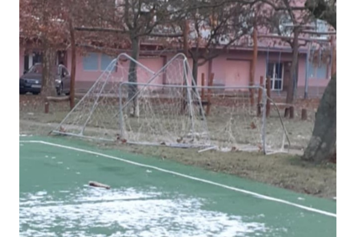 FOTO: Na sídlisku v Šali niekto zničil futbalové bránky, foto 1