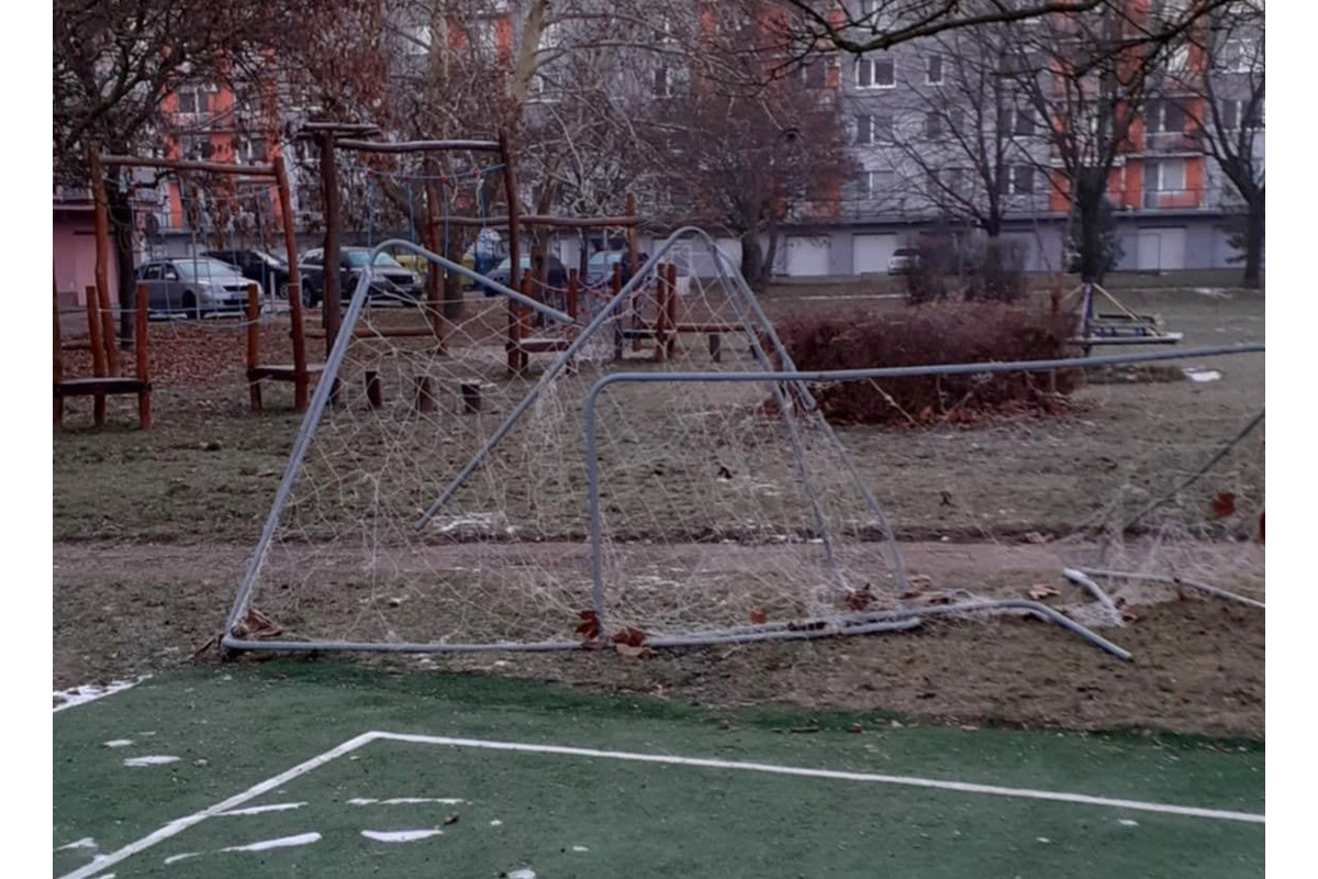 FOTO: Na sídlisku v Šali niekto zničil futbalové bránky, foto 4