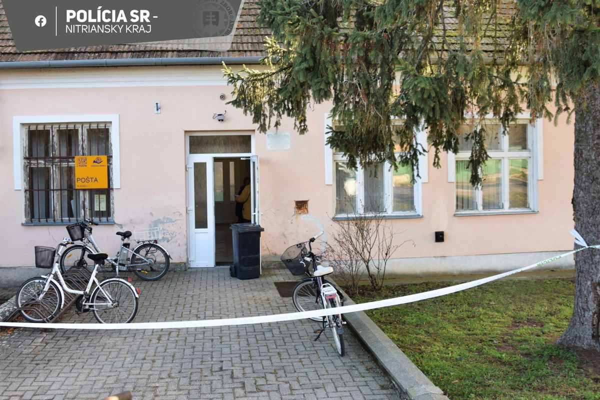 FOTO: Policajti zadržali podozrivého z lúpežného prepadnutia pošty v Dolnom Piale, foto 1