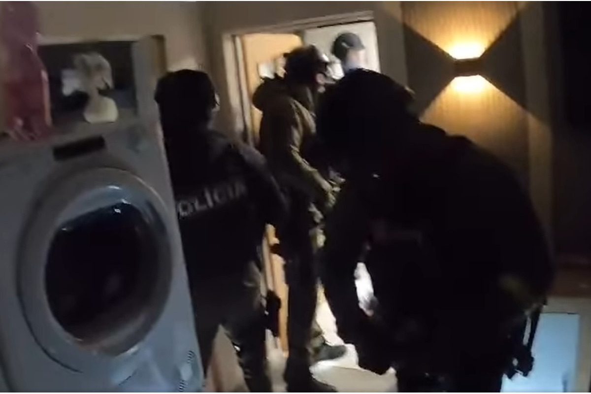 FOTO: Policajti zadržali podozrivého z lúpežného prepadnutia pošty v Dolnom Piale, foto 2