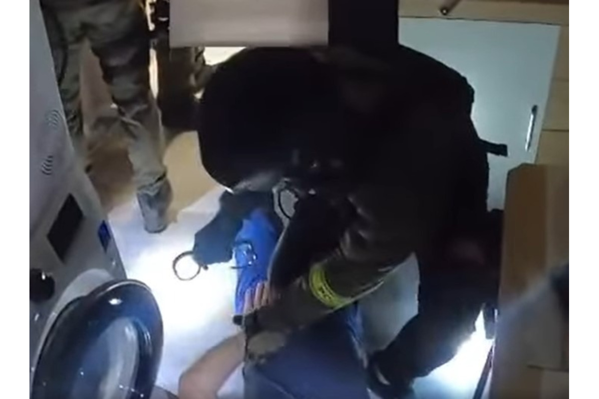 FOTO: Policajti zadržali podozrivého z lúpežného prepadnutia pošty v Dolnom Piale, foto 3