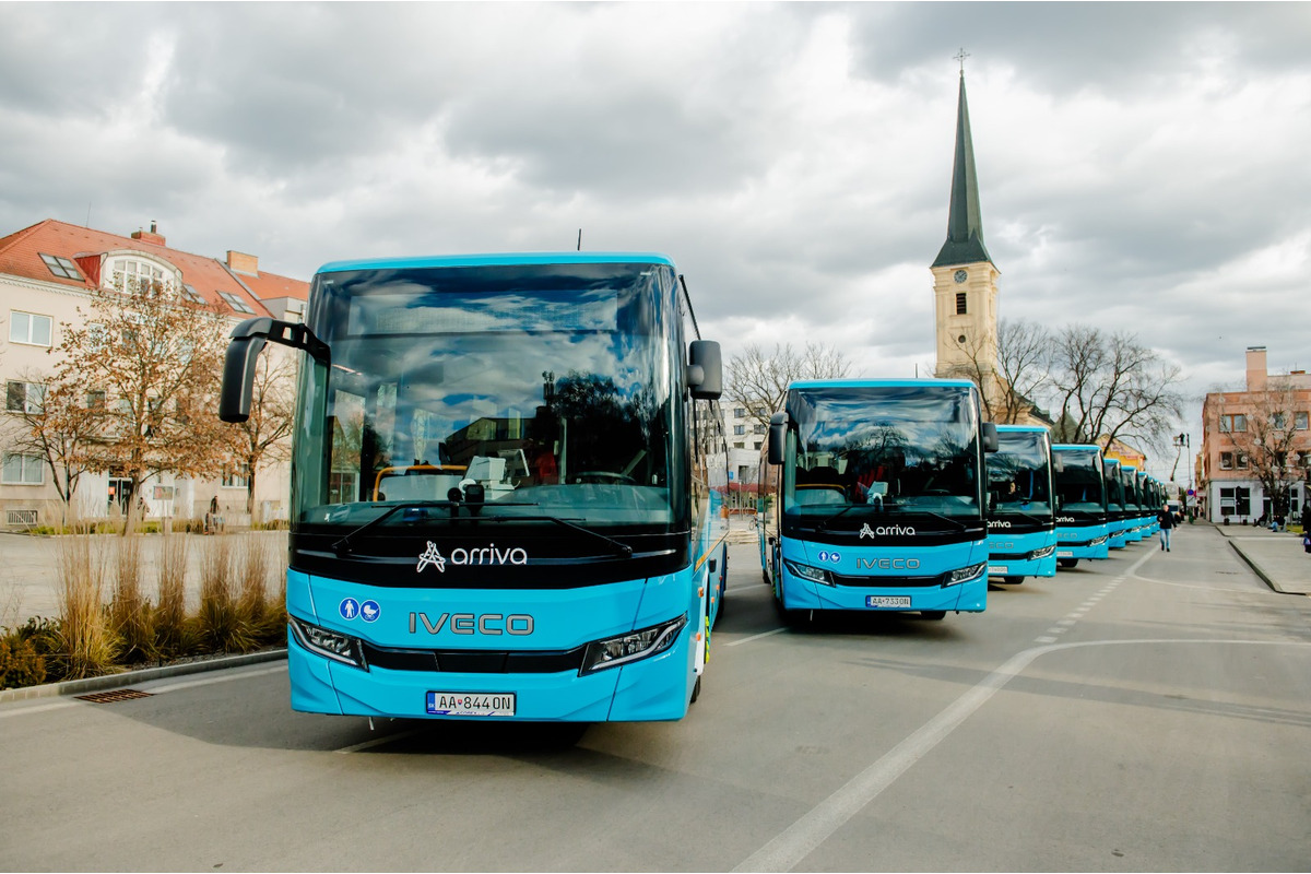 FOTO: V Nových Zámkoch slávnostne odovzdali 61 nových autobusov. Arriva ich nasadí v celom kraji, foto 2