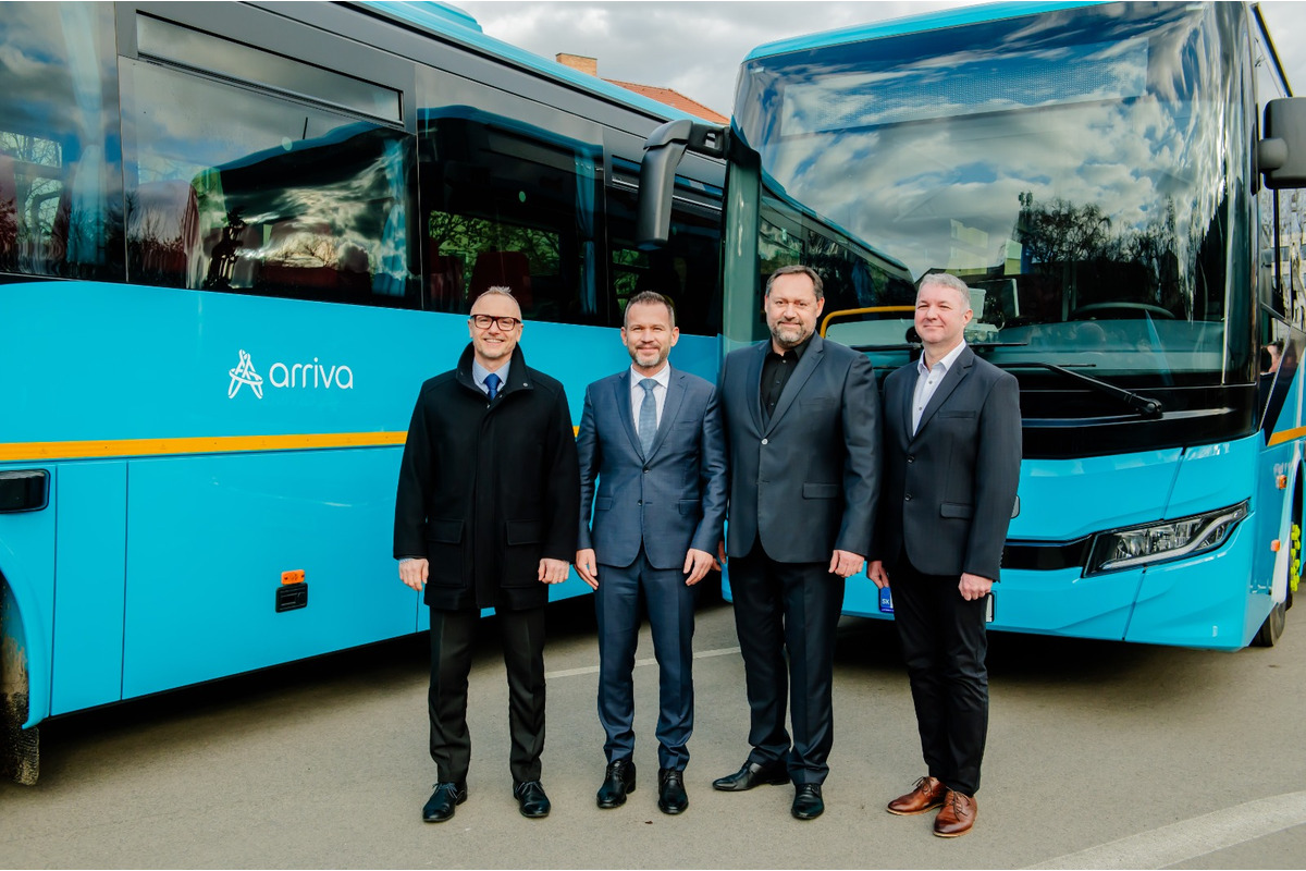 FOTO: V Nových Zámkoch slávnostne odovzdali 61 nových autobusov. Arriva ich nasadí v celom kraji, foto 3