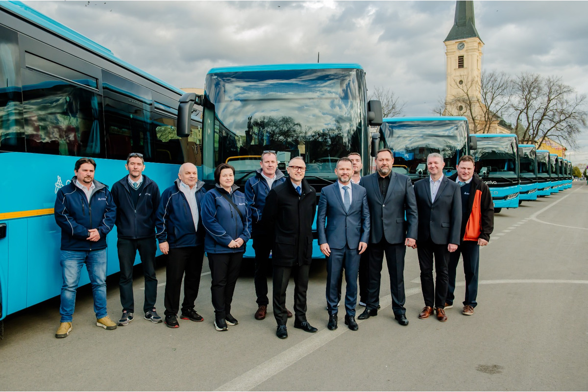 FOTO: V Nových Zámkoch slávnostne odovzdali 61 nových autobusov. Arriva ich nasadí v celom kraji, foto 1