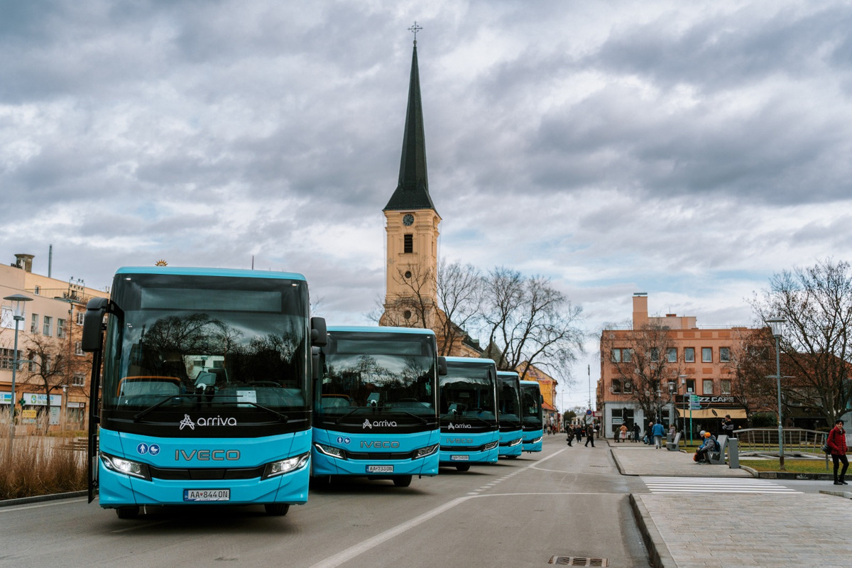 FOTO: V Nových Zámkoch slávnostne odovzdali 61 nových autobusov. Arriva ich nasadí v celom kraji, foto 5