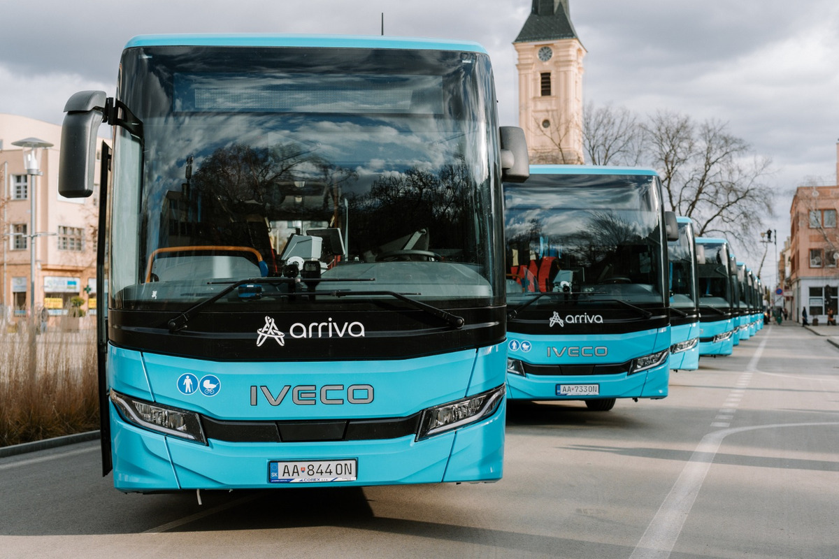 FOTO: V Nových Zámkoch slávnostne odovzdali 61 nových autobusov. Arriva ich nasadí v celom kraji, foto 6