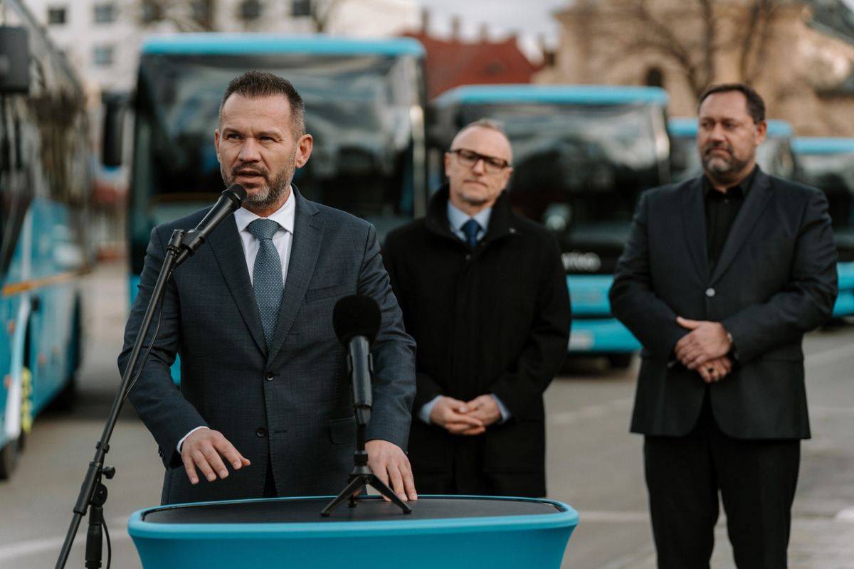 FOTO: V Nových Zámkoch slávnostne odovzdali 61 nových autobusov. Arriva ich nasadí v celom kraji, foto 8