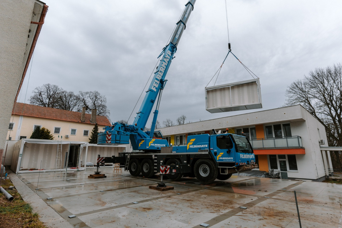 FOTO: Zariadenie sociálnych služieb Kreatív v Klasove rozšíria, priviezli sem 22 mobilných kontajnerov, foto 1